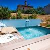 Ein swimming pool verspricht herrliche erfrischung an heißen sommertagen. 3