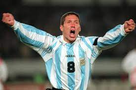 Corría la década de los sesenta cuando en velez, y posteriomente boca juniors, surgió un jugador llamado carmelo simeone, quién según contaba, su señora madre le llamaba de cariño 'cholo. Cholo Centenario La Arenga Del Abuelo