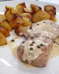 Nel frattempo rimuovete tutti gli ingredienti dal frigorifero per assicurarvi che siano a temperatura ambiente, soprattutto la carne: Filetto Di Maiale Al Pepe Verde Con Patate Arrosto Picture Of Frog Cafe Kitchen Castel Goffredo Tripadvisor