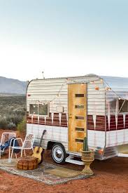 Pendant 4 Mois Et Demi Elle Travaille A La Transformation D Une Vieille Roulotte En Un Coin De Paradis Joli Joli Design En 2020 Caravane Retro Caravane Camping Vintage