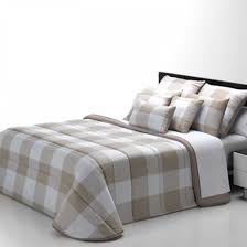 Une couette légère et facile d'entretien fabriquée dans un mélange de coton et de polyester, avec un garnissage doux de fibres creuses issues de matériaux recyclés.les fibres douces et légères conservent leur volume et. Couette Imprimee Carreaux Beige 300g M2 La Compagnie Du Blanc