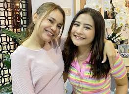 Prilly latuconsina tampil seksi mengenakan baju renang warna hijau. Foto Bareng Prilly Latuconsina Sebut Rossa Kembarannya Kumparan Com
