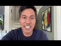 Christian Strand hilser elevene ved Holmstad skole