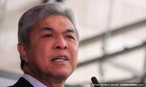 Sementara itu, pak mahmud terlihat ngobrol dgn pak iwan dan pak andi sambil sesekali melihat ke arahku. Laporan Rci Pondok Pak Ya Jadi Panduan Malaysiakini