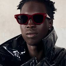 Day Two of the home selfie series. Bit honestly, this is one of my all time  FAVORITE tops, the @caravanclothing Cosmo top, I'm wearing the black linen!  🖤 Also available in Lilac. #