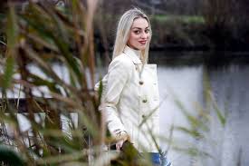 Leef met je eigen talent iedereen is mooi en je bent wie je bent❤. Camille Dhondt Lanceert Nieuwe Single Vuurwerk Muziek Hln Be