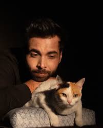 Sunday meowwwingg 😼 #kiwi ❤️ @trunkmotionpictures @ryan_cube @palka_sodhi  Hair @arbazshaikh6210 Make up @makeupby.shiva #catlove #catsofinstagram  #pets #love #obsession #actor #actorslife