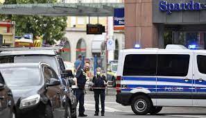 Der angreifer wird von der polizei bei der festnahme angeschossen. Arcpzn8itoqy1m