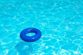 Brasser l'eau a l'aide de votre brosse les particules vont ensuite se déposer dans le fond si l'eau est calcaire: Bouee Sur L Eau Piscine Banque D Images Et Photos Libres De Droits Image 37663890