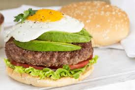Burgers Californiens A L Avocat Et Moutarde A L Ancienne Kiss My Chef Oeufs Frits Alimentation Recette Burger Maison