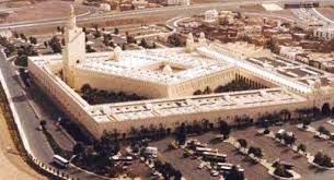 لقطة جوية لمسجد الميقات أو مسجد ذي الحليفة ذو ال ح ل ي ف ة بضم الحاء وفتح اللام هو ميقات الإحرام لأهل المدينة والقادمين منها إلى Mosque Paris Skyline Paris