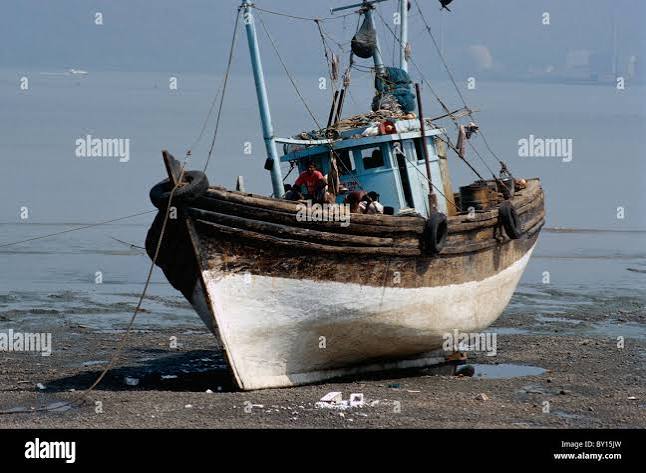 Mumbai fishing boat hi-res stock photography and images - Alamy
