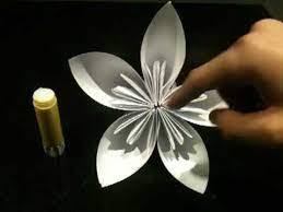 Pour cela, plusieurs sortes de papier peuvent être utilisées : Faire Une Fleur En Origami Fleur En Papier Astuce Pliage En Origami Jolie Fleur Youtube