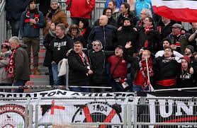 Mike wunderlich, der langjährige kapitän und überragende spieler der höhenberger, wird seine aktive karriere nun doch nicht. Vielen Dank An Alle Fans Die Fc Viktoria Koln 1904 E V Facebook