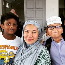 Ras' spirit to move as young as she feels inside has always kept her going. Ras Adiba Radzi Bercerai