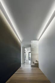Minimalistisches Design Und Indirekte Beleuchtung Im Flur An Der Decke Indirekte Beleuchtung Flurbeleuchtung Beleuchtung