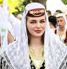 Boşnakları tanıyor musunuz? Boşnaklar genellikle akraba evliliği yapmazlar  Boşnaklar kesinlikle hainlik yapamazlar Boşnaklar gittikleri yere neşe  g&ouml;t&uuml;rmeden yapamazlar Boşnaklar kahveyi lokumla i&ccedil;er Boşnaklar kolo  oynamadan yapamazlar Boşnaklar t&uuml;m ...