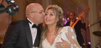 أقدمت فتاة التيك توك الشهيرة جنات السيسي، على محاولة الانتحار بتناول كمية كبيرة من العقاقير المخدرة، داخل شقتها بمساكن شيراتون، بمصر الجديدة، بمحافظة القاهرة، ووثقت لحظة قيامها بالانتحار في مقطع فيديو بث مباشر. Ø¬Ù†Ø§Øª Ù†Ø´Ø±Øª ØµÙˆØ±Ø© Ø§Ø¨Ù†ØªÙ‡Ø§ Ù„Ø£ÙˆÙ„ Ù…Ø±Ø© Ù…Ø¬Ù„Ø© Ø§Ù„Ø¬Ø±Ø³