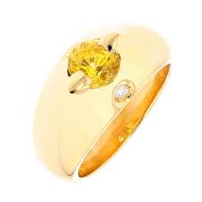 Bague en or jaune la vision de la couleur jaune de l'or suffit à évoquer le luxe et la rareté. Bague Saphir Jaune Et Diamant En Or Jaune