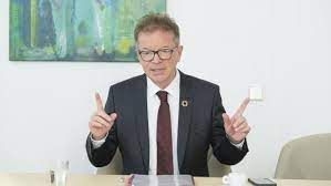 In österreich werden laut gesundheitsminister rudolf anschober (grüne) aktuell 70 verdachtsfälle auf. Rudolf Anschober Ein Volksschullehrer Als Minister Cool Kurier At