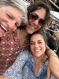 Robin Krizan's Instagram, Twitter & Facebook