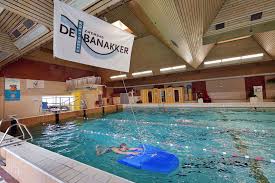 sportfondsen is de exploitant voor het nieuwe zwembad de banakker op 7 juli tekenden wethouder dujardin en algemeen directeur spo zwembad de overkant overheid