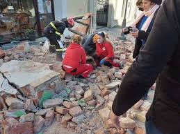 Rescue teams searched overnight after a strong earthquake in central croatia killed at least seven people, injured more than 20 others and destroyed. Fjjjp64ab25dam