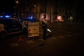 En este sentido, el consejero madrileño en funciones de justicia, interior y víctimas, enrique lópez, ha descartado adoptar medidas como el toque de queda que impliquen encerrar a siete millones de personas que viven en la región por culpa de unos centenares de. Asi Se Vive La Vuelta A Casa Por El Toque De Queda En Madrid Barcelona Sevilla Y Bilbao