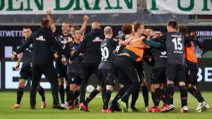 Relieved werder bremen sealed their bundesliga survival for next season on away goals after a. Bundesliga Relegation Werder Zittert Sich Zum Klassenerhalt Zdfheute