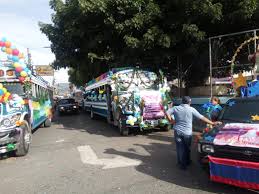 Taxistas de las asociaciones 15 de septiembre y unidos malacatecos, desde tempranas. En Imagenes Asi Celebran Los Pilotos Guatemaltecos El Dia De San Cristobal