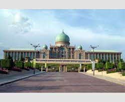Vista aérea da mesquita de putra com centro da cidade de putrajaya com o lago no por do sol em putrajaya, malásia. Jabatan Perdana Menteri Pmo Putrajaya Suria Sunshade