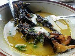 Anda bisa melihat di tabel berikut beserta alamatnya. Pedas Nendang Ikan Pari Asap Kuah Santan Khas Bondowoso