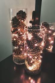 Une Jolie Deco De Noel Avec Un Vase Des Pommes De Pin Et Des Guirlandes Lumineuses Christmas Decor Diy Christmas Deco Christmas Diy