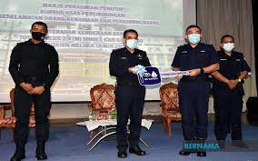 Ketua polis daerah melaka tengah, asisten komisioner shaikh abdul adzis shaikh abdullah, berkata pihaknya belum menerima laporan kejadian tetapi terkejut bagaimana rakaman cctv berkenaan boleh menjadi viral di media sosial. Bernama Polis Melaka Bakal Terima 31 Pacuan Empat Roda