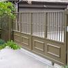 The conventional wrought iron swing gate is enhanced to suit the theme of the school. 1
