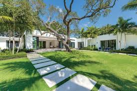6 Gartengestaltung Ideen Grosses Haus In Weiss Palmen Baume Fliesen Raigras In 2020 Garten Gestalten Moderne Landschaftsgestaltung Gartengestaltung