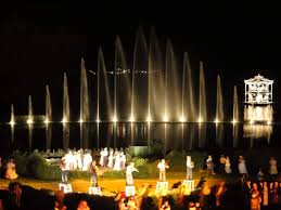 Un feu s'est déclaré au parc du puy du fou (vendée) dans la nuit du vendredi 16 mars au samedi 17 mars mais n'a fait aucune victime, rapporte l'incendie a touché une salle réservée aux bénévoles de la cinéscénie, le grand spectacle du parc. La Cinescenie Du Puy Du Fou Cote Scene Et Cote Coulisses Lucky Sophie Blog Famille Voyage