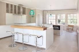 Our warm, welcoming indoor and outdoor facility focuses on positive reinforcement, motivation, and ample recreation for dogs and dog lovers alike. 75 Beautiful Kitchen With White Splashback Ideas Designs July 2021 Houzz Uk