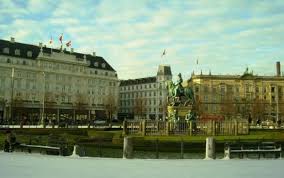 Este pozitionat foarte bine insa tarifele de cazare ni s au parut cam exagerate. Hotelrevuew Februar 2012