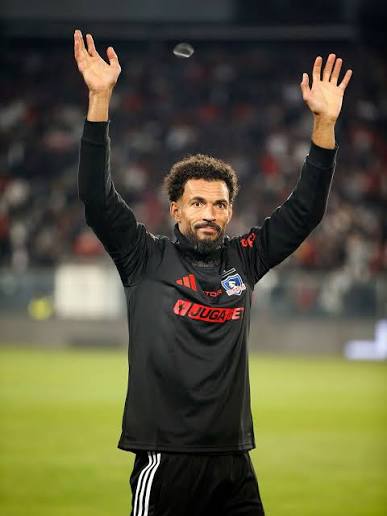 🏟️🧤 ¡Vozinha fue presentado ante su gente en el Estadio Monumental! ⚪⚫️  🇨🇻 El nuevo arquero de Colo-Colo pisó por primera vez la cancha de la  Ruca y recibió el cariño de