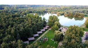Mesebeli vízparti esküvő és rendezvényhelyszín, zöld erdő közepén kék tóval, hangulatos stranddal, nádfedeles faházikókkal, ahol nagy szeretettel és finom ételekkel várunk. Achilles Park Gyor Gyirmot Tajvedelmi Korzet Gyor