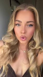 Renée Wall (@renee.victoriaaa)