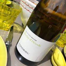 Roche D Herode Condrieu 2015 Famille Gaillard Jolie Robe Aux Reflets Dores Nez Legerement Confit Aux Notes De Martini Blanc Martini Blanc Condrieu Martini