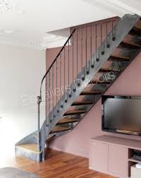 Enfin, un escalier quart tournant peut accommoder avantageusement les faibles hauteurs sous plafond, ou les fenêtres basses, en décalant la le quart tournant condamne cependant un angle de la maison, ou un angle de pièce, là où on pourrait sinon installer d'autres éléments, comme une. Escalier 1 4 Tournant Escaliers Decors