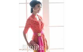 Kebaya kutu baru dikenal sebagai salah satu jenis kebaya indonesia yang memiliki tampilan sangat elegan. 11 Model Kebaya Kutubaru Yang Membuat Anda Terlihat Feminin Dan Anggun