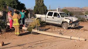 Noticia De Chihuahua Un Aparatoso Choque Dejo Dos Personas Lesionadas Luego De Que La Pickup En La Que Viajaban Termino E Camion Monstruo Chihuahua Bomberos