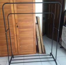 Berikut adalah cara membuat rak dinding gantungan baju dari kayu. New Rak Gantungan Baju Double Besi Perabotan Rumah Di Carousell