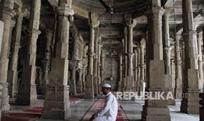 Karena dengan niat amalan hamba menjadi sah atau tidak, dengan niat juga seorang hamba mendapat pahala atau siksa, maka sudah menjadi keharusan. Mengapa Kedudukan Niat Begitu Penting Untuk Muslim Republika Online