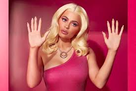 Quinn baissa les yeux en rougissant, touchée et gênée Kylie Jenner Barbie Plus Vraie Que Nature