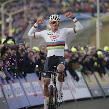 Speciaal juichgebaar van der poel bij de laatste passage van de materiaalpost kon er al een grote lach van af bij , die met grote overmacht zijn derde wereldtitel veldrijden wist te pakken. Van Der Poel Gewinnt Naturlich Auch Den Van Der Poel Weltcup Radsport News Com